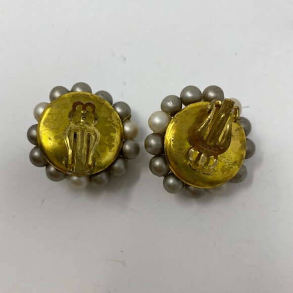 vintage unbranded round opalescent faux pearl cluster clip on earrings - Picture 3 of 6